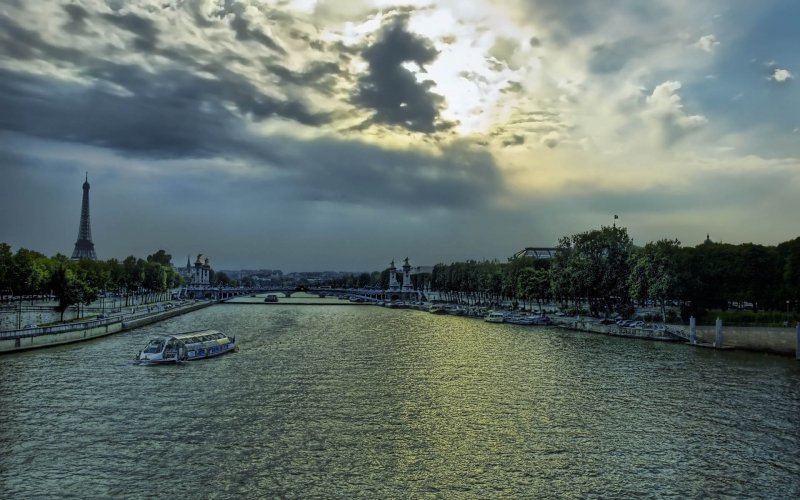 Набережная реки Сены в Париже