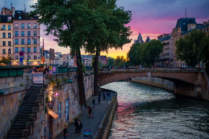 Река сена делит Париж