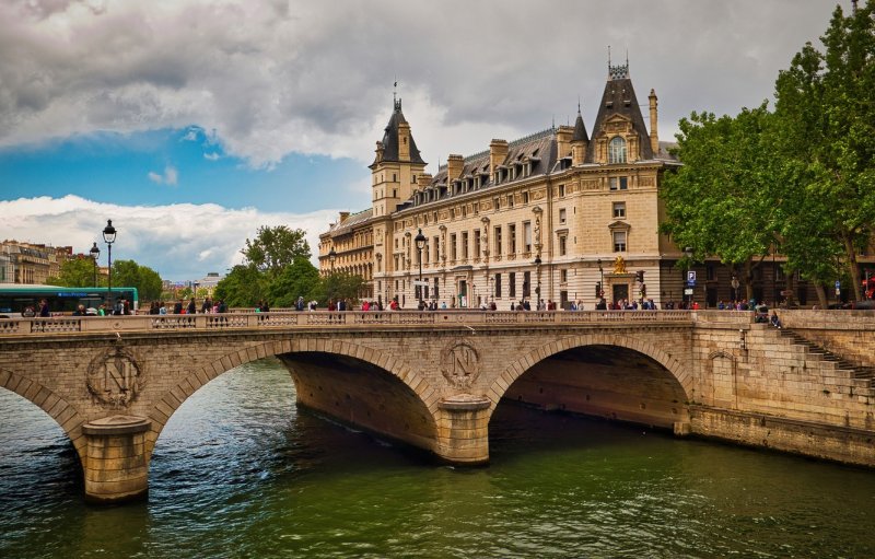 Набережная реки Сены в Париже