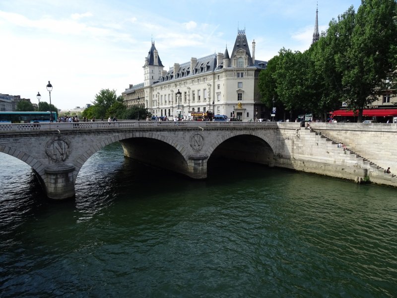 Знаменитая река в Париже