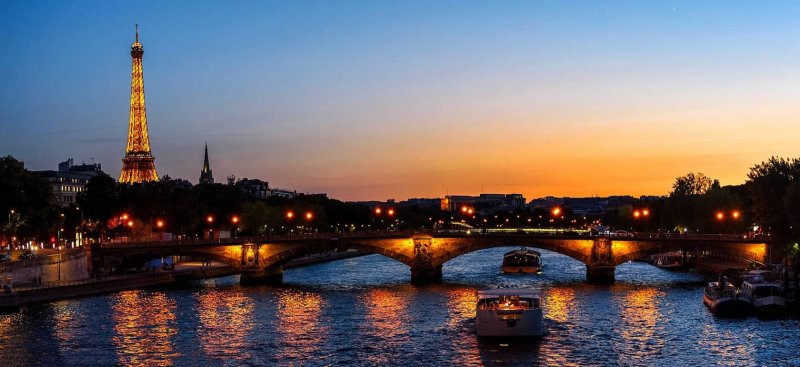 Река сена в Париже с видом на Эйфелеву башню