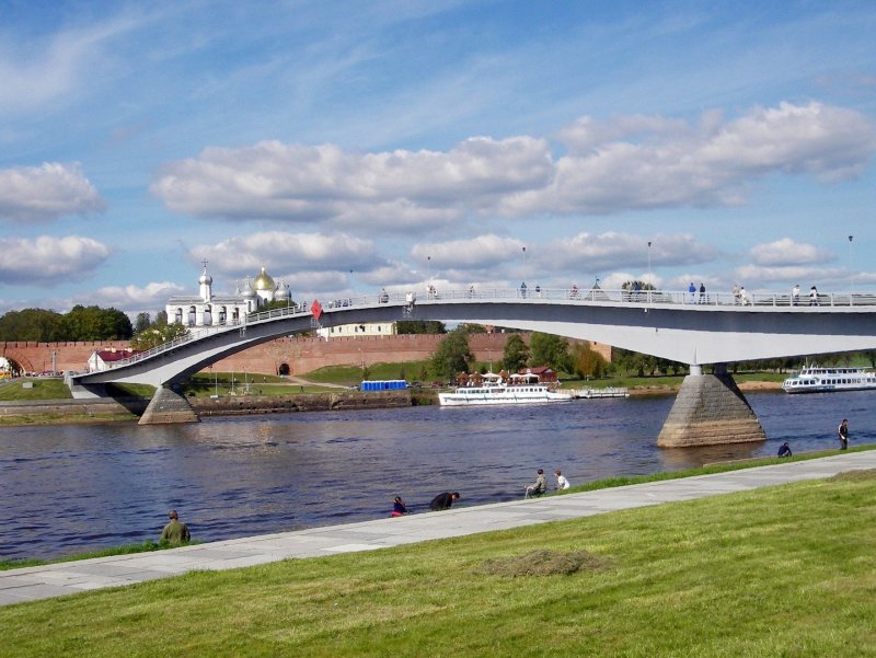 Мост через реку Волхов в Великом Новгороде