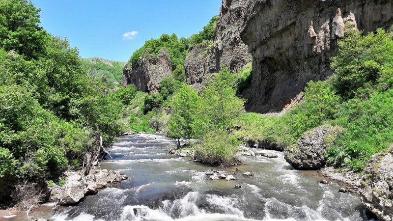Горы и река Армения