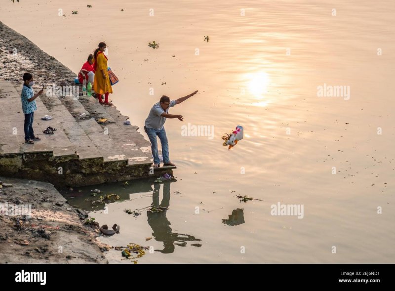 Река инд в Индии загрязненная