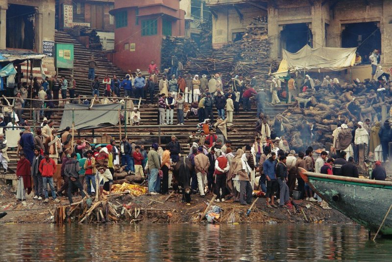 Индийцы купаются в Ганге
