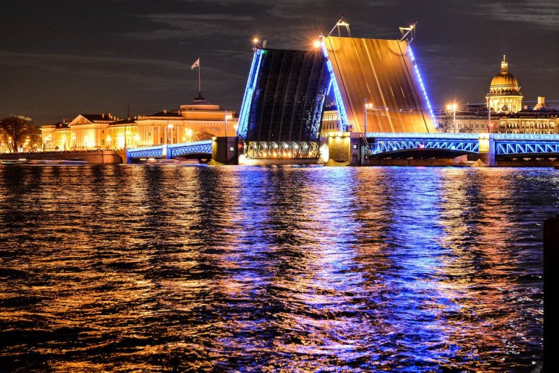 Дворцовый мост в Санкт-Петербурге
