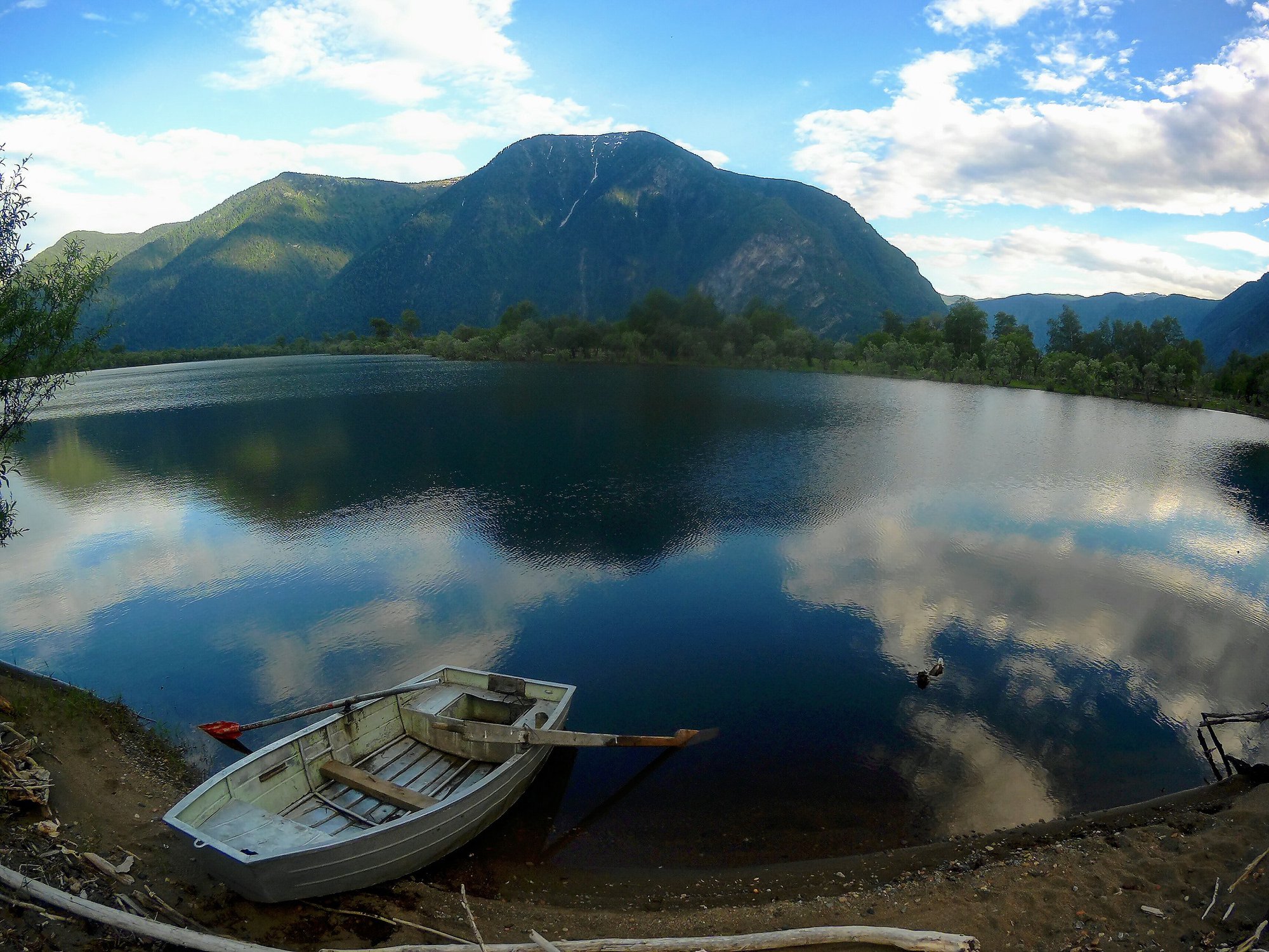 Какие озера на алтае. Горно-Алтайск Телецкое озеро. Телецкое озеро Алтай. Телецкое озеро горный Алтайский. Горное озеро Телецкое.