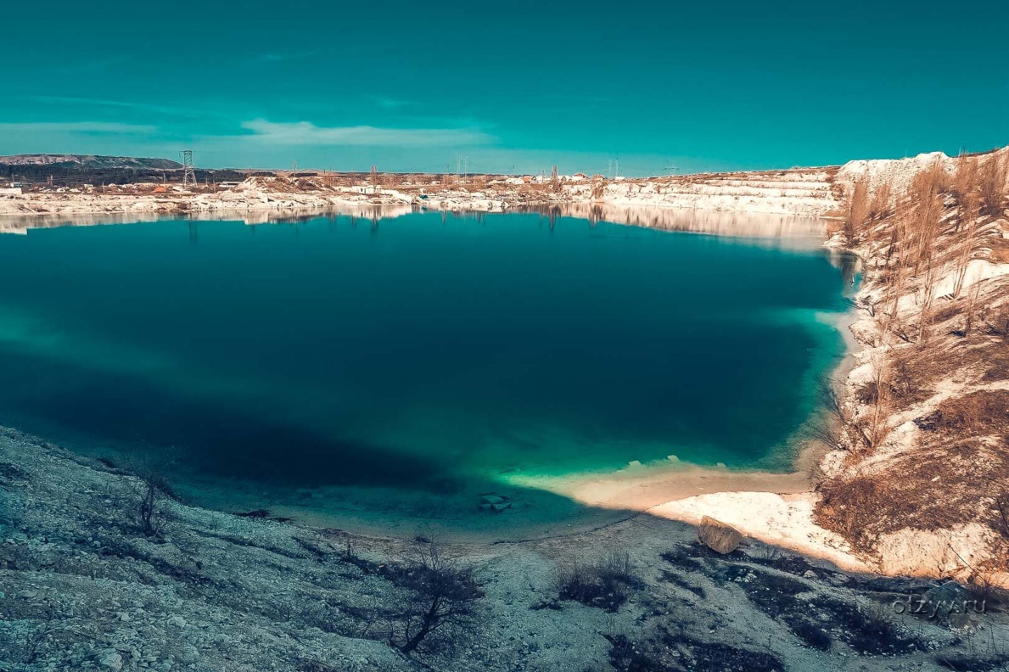 Голубое озеро крым. Марсианское (мраморное) озеро. Марсианское озеро Симферополь. Марсианское озеро Бахчисарайский район. Марсианское озеро Скалистое.