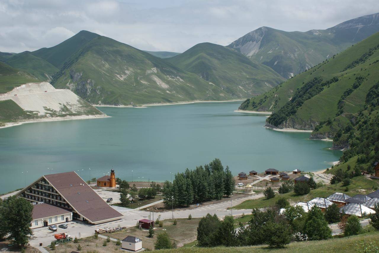 Озера чеченской республики. Казеной-ам озеро гостиница. Озеро в Чечне Кезеной. Озеро Кезеной-ам Чеченская Республика. Озеро Казеной-ам в Чечне.