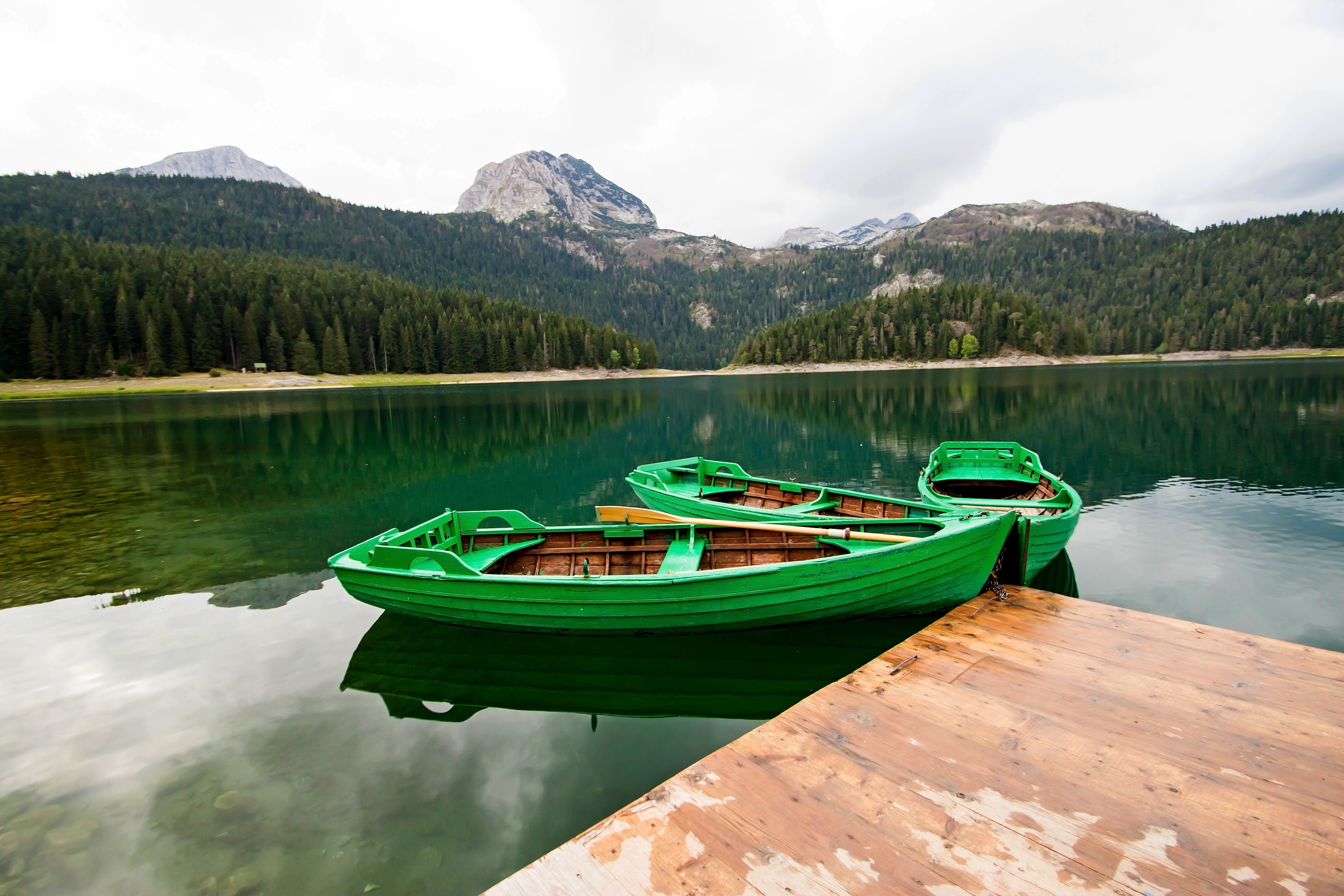 Чёрное озеро Черногория катание на лодках