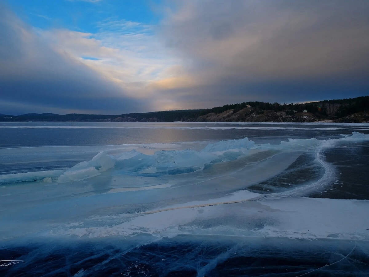 Лед на озере Тургояк