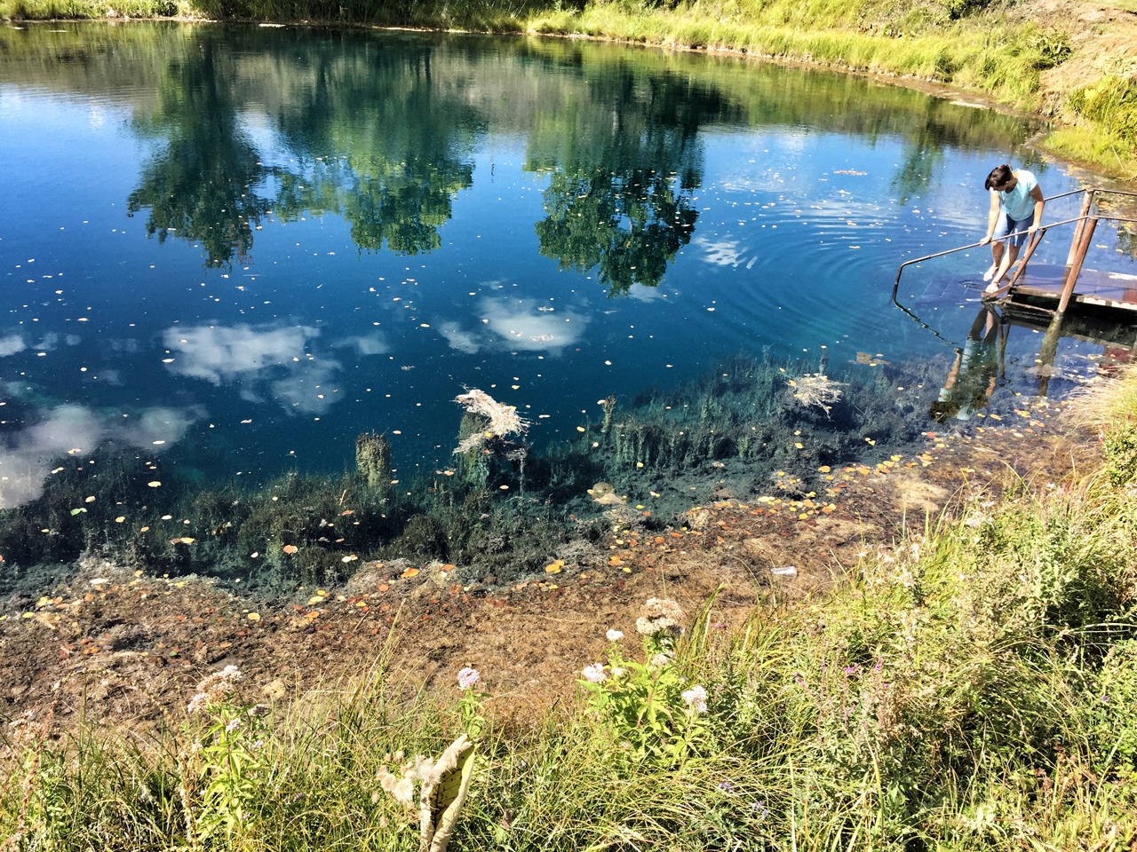 Карстовая воронка с голубым озером