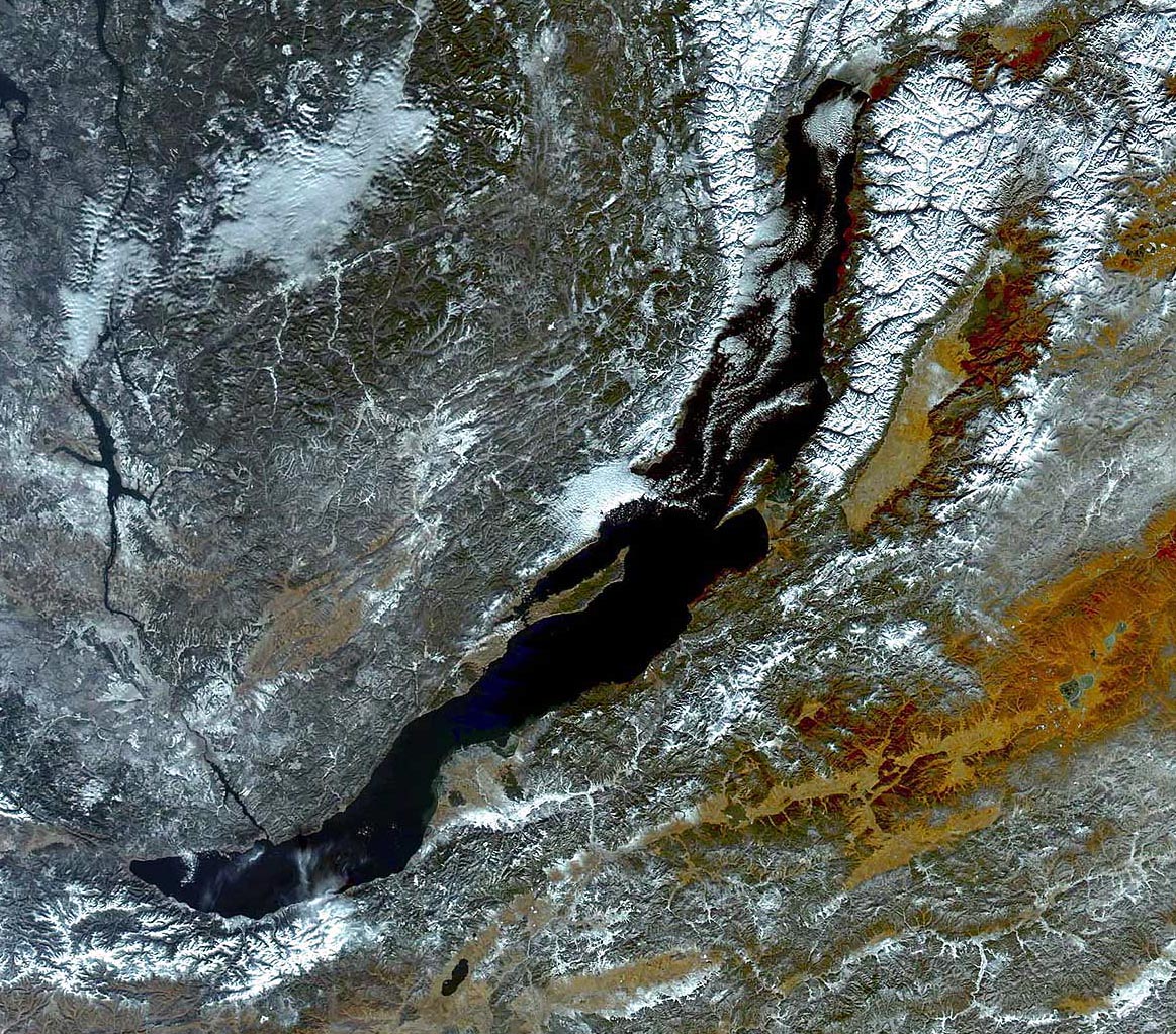 Озера расположенные в разломах. Озеро Байкал снимок со спутника. Озеро Танганьика космический снимок. Озеро Байкал снимок с космоса. Тектонический разлом озера Байкал.