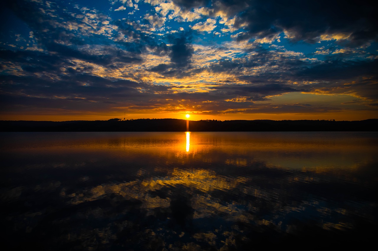 Закат солнца на озере