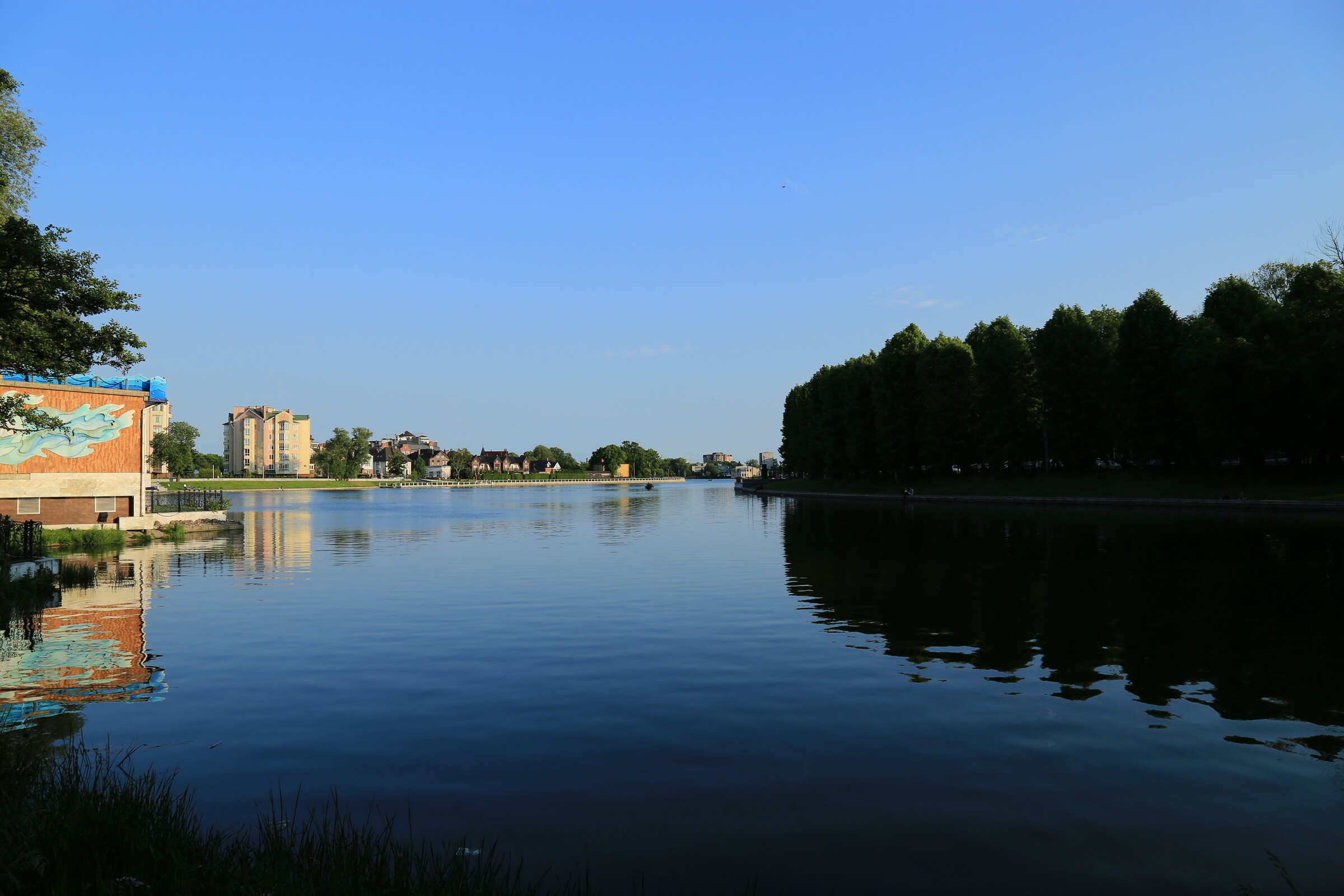 Озеро в городе озеры