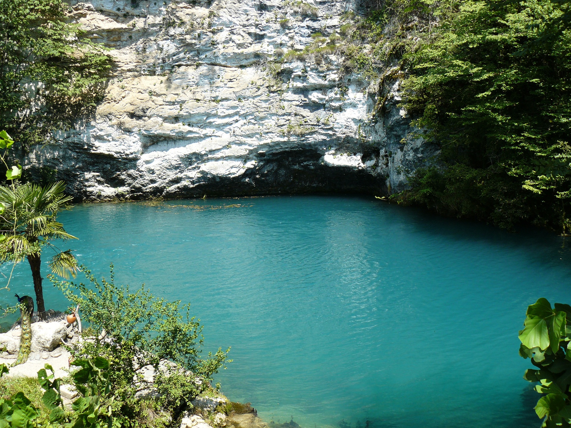 голубое озеро абхазия глубина