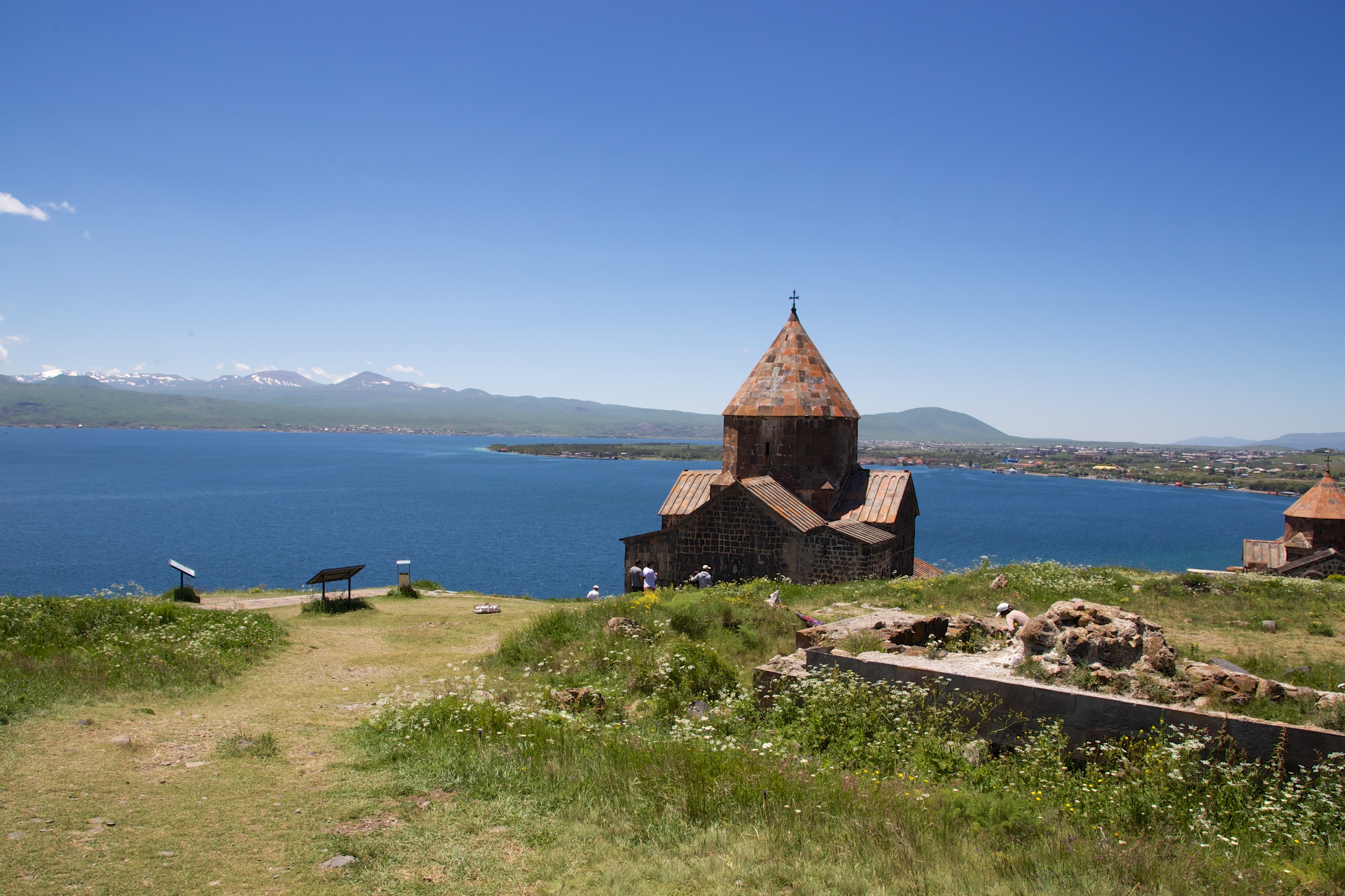 Церковь Ахтамар на озере Севан