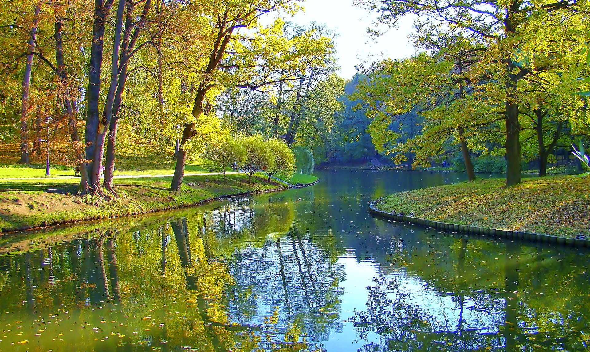 Осенний парк с прудом