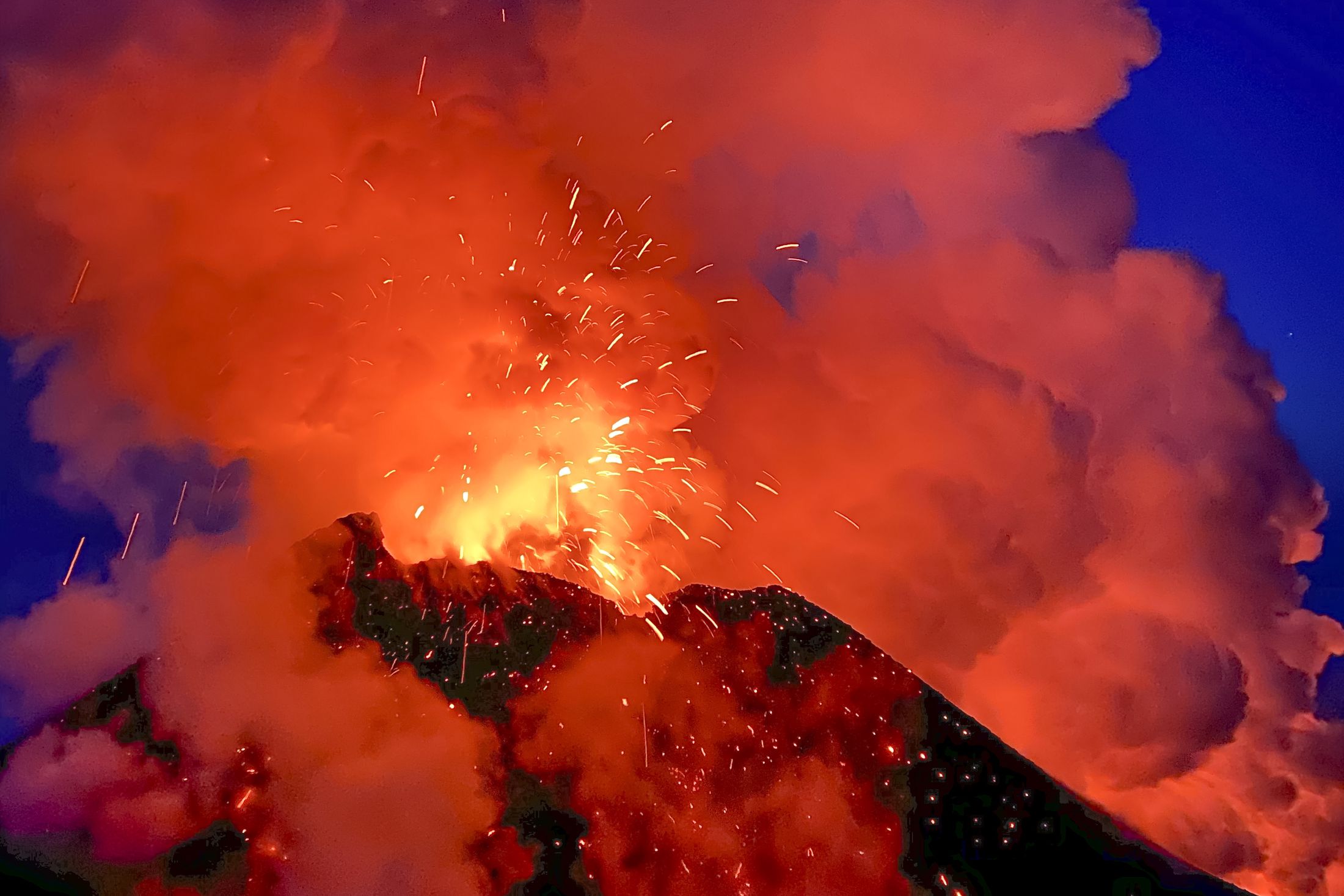 Извержение вулканов и сильные землетрясения происходят. Извержение вулкана Ключевская сопка. Извержение вулкана Ключевская сопка 2021. Камчатка вулкан Ключевская сопка извержение. Последнее извержение вулкана Ключевская сопка.