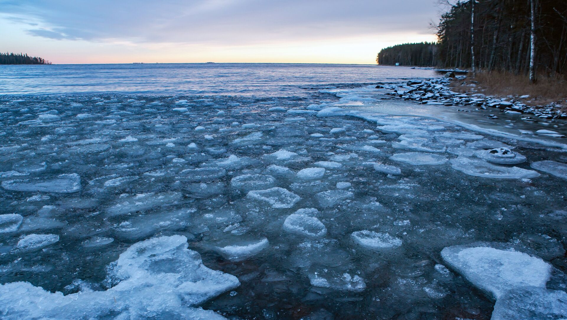 Замерзают ли озера. Онежское озеро зимой. Онежское озеро Петрозаводск зима. Онежское озеро Карелия зимой. Онежское озеро зимой лёд.