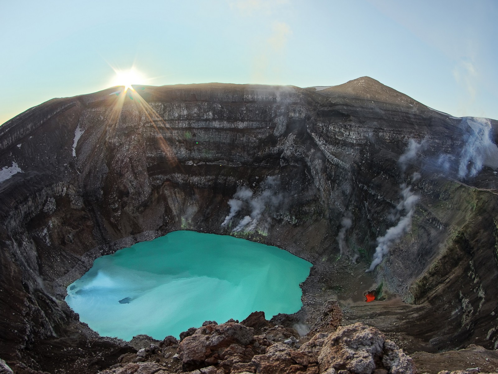 Озеро в вулкане камчатки. Вулкан малый Семячик. Голубое озеро в кратере вулкана Горелый. Озеро малый Семячик. Голубые озера на Камчатке вулкан Горелый.
