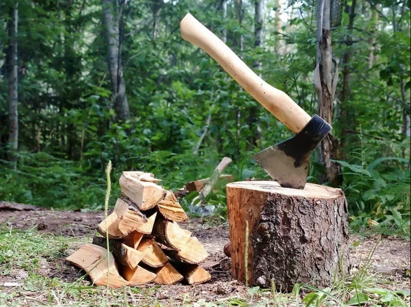 Рубить березу. Рубить дрова. Рубка дров.