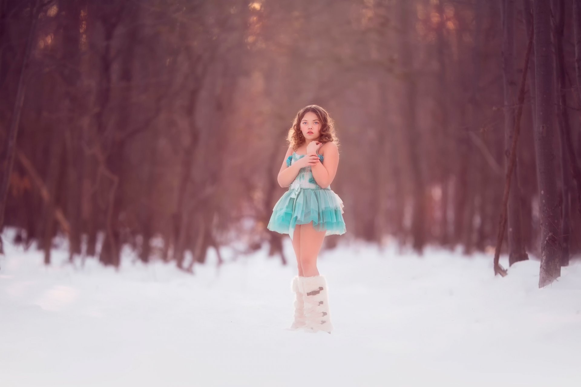 Девушка в платье зимой в лесу