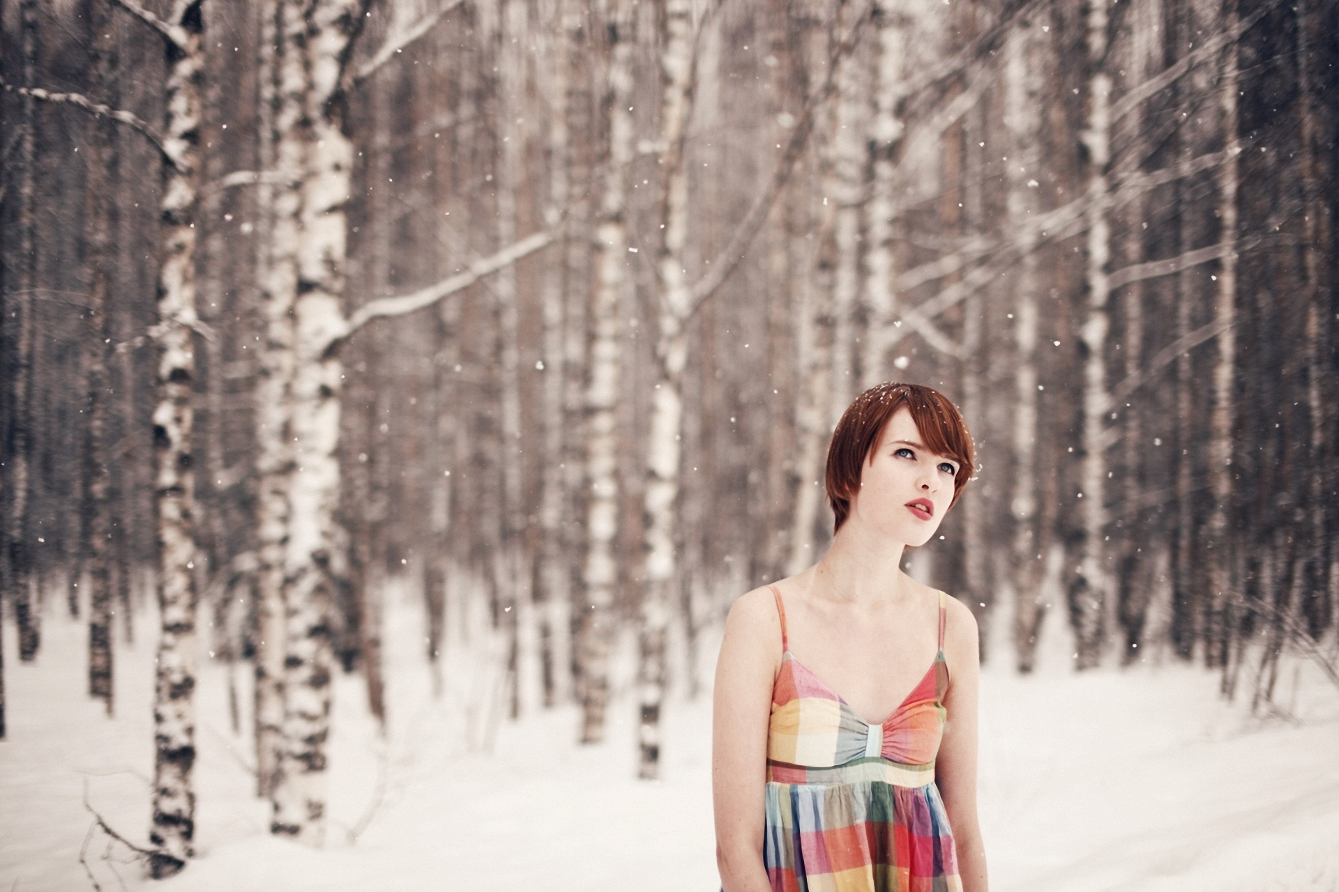Фотосессия рыжей девушки в зимнем лесу