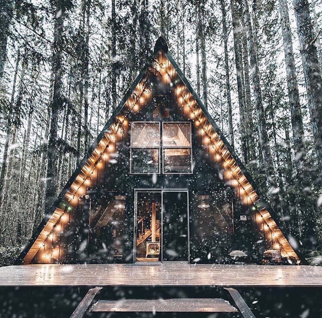 Треугольный дом зимний