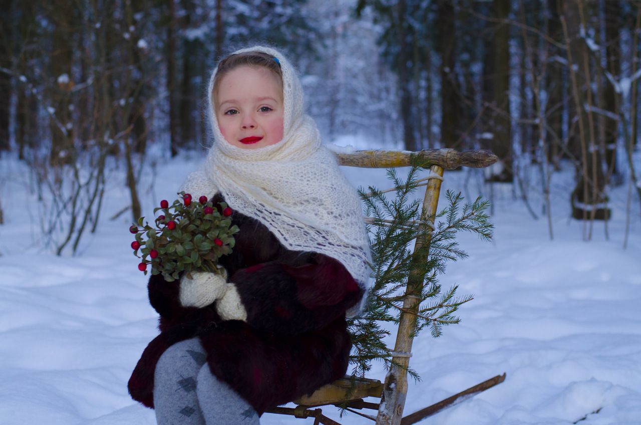 Ребенок в пуховом платке зимой