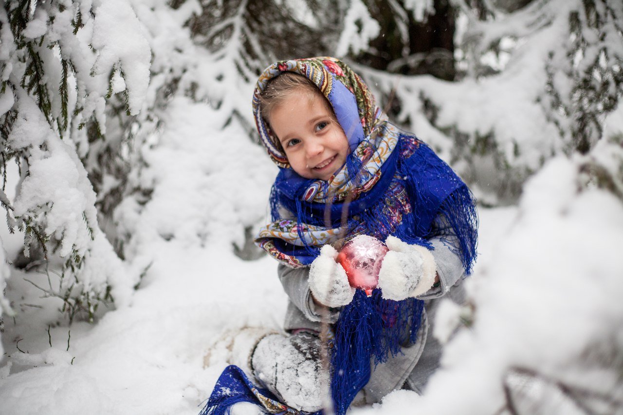 Ребенок в платке зимой