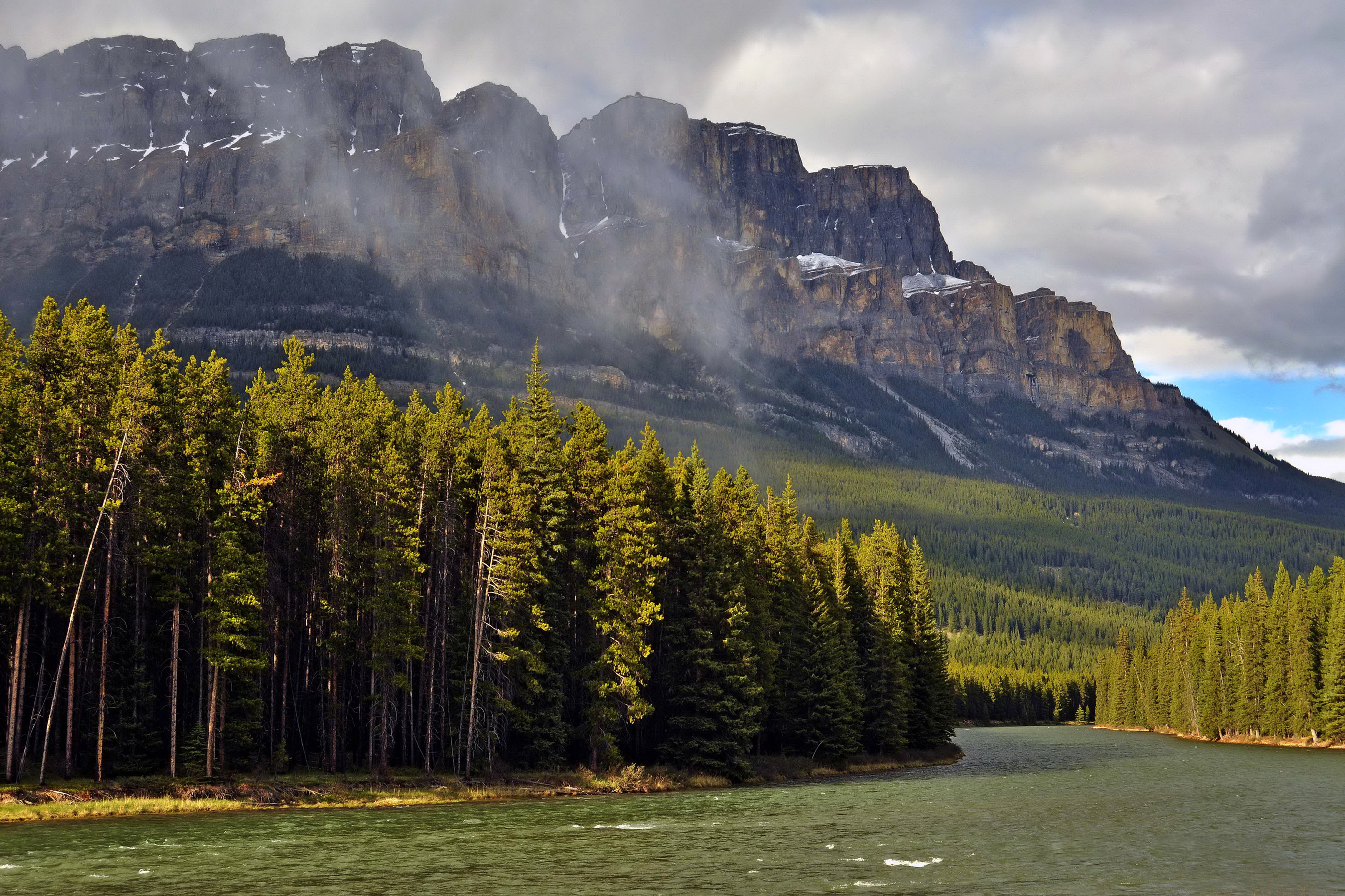 Величавый лес. Леса Банф Канада. Таежные леса Канады. Леса Канады река БОУ. Смешанные леса Канады.