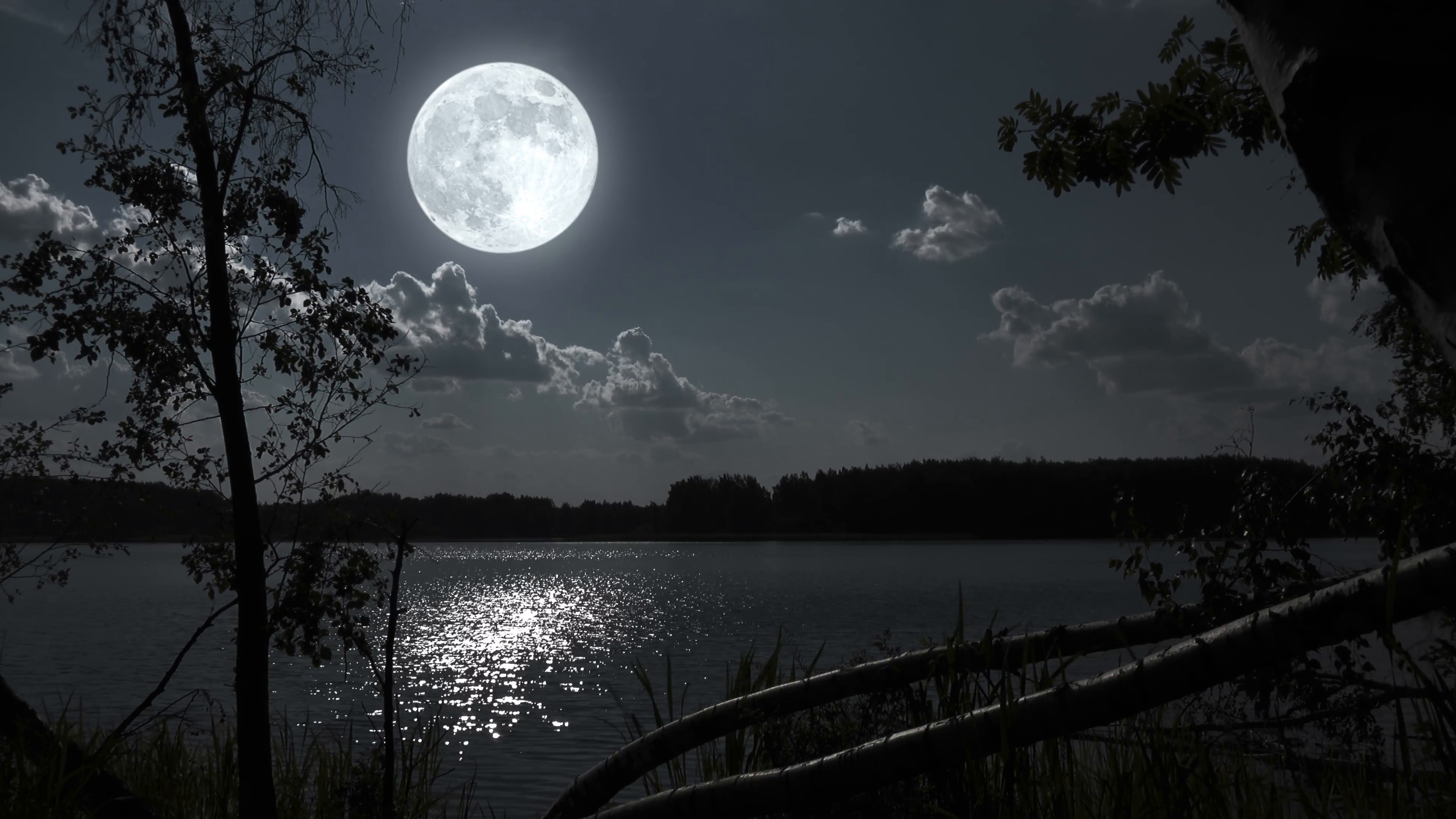 1 месяц в озере. Лунная ночь. Луна. Ночное озеро. Лунный пейзаж.