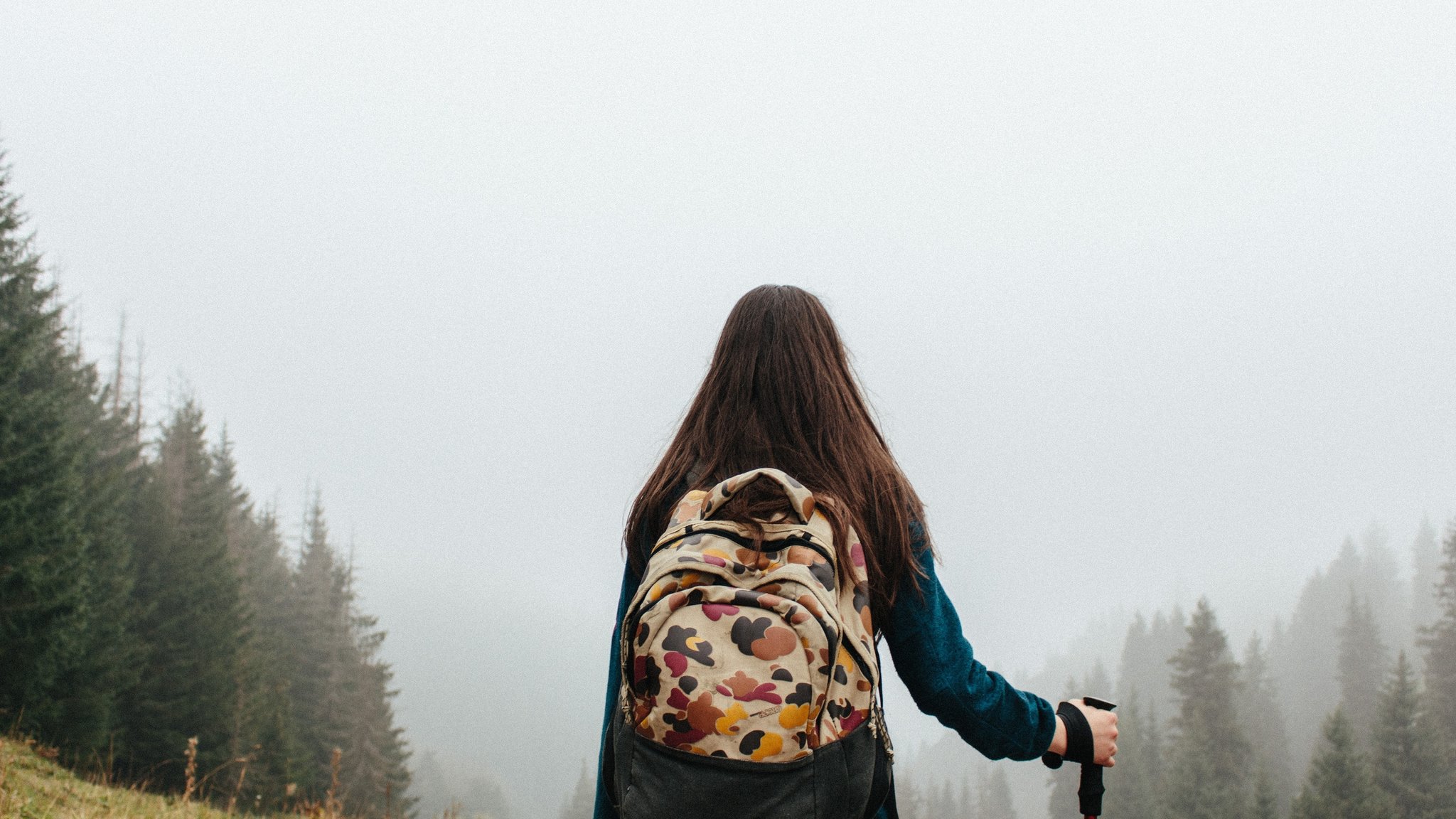 Девушка с рюкзаком в лесу