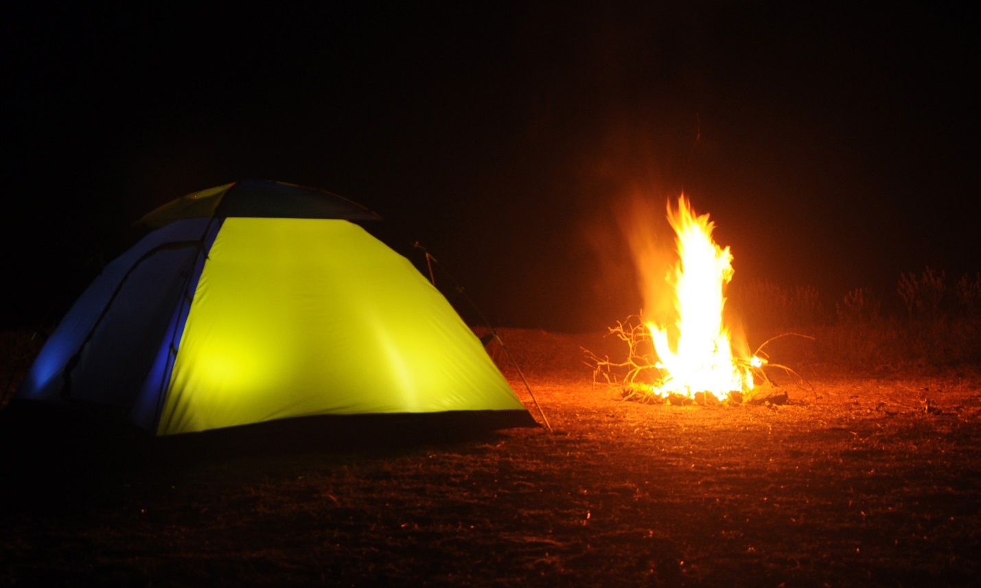 Палатка и костер фото