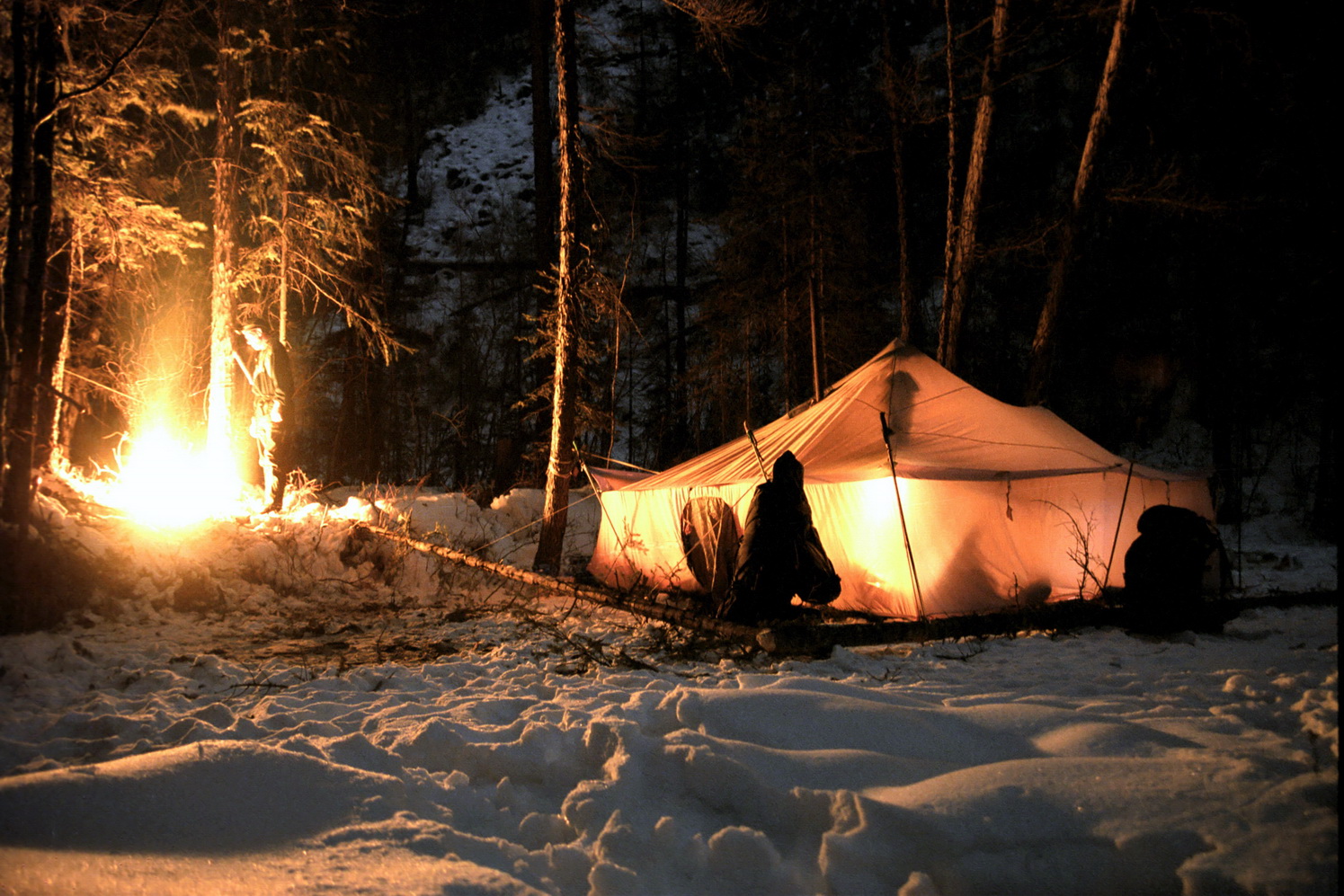 Палатка лес костер фото