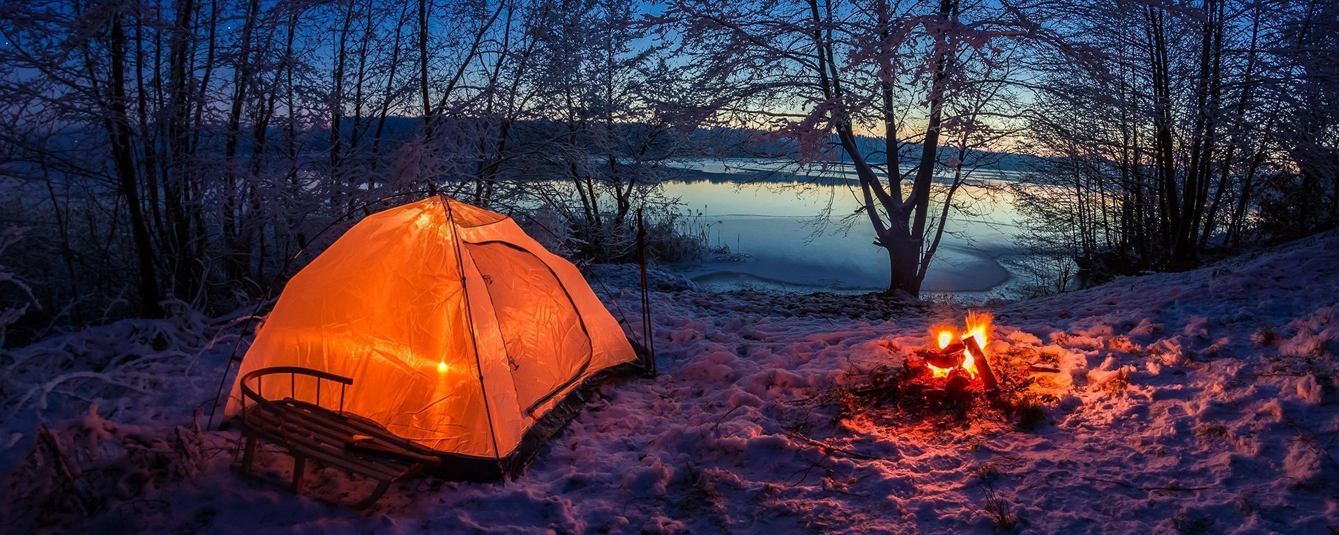 Зимняя палатка и костер