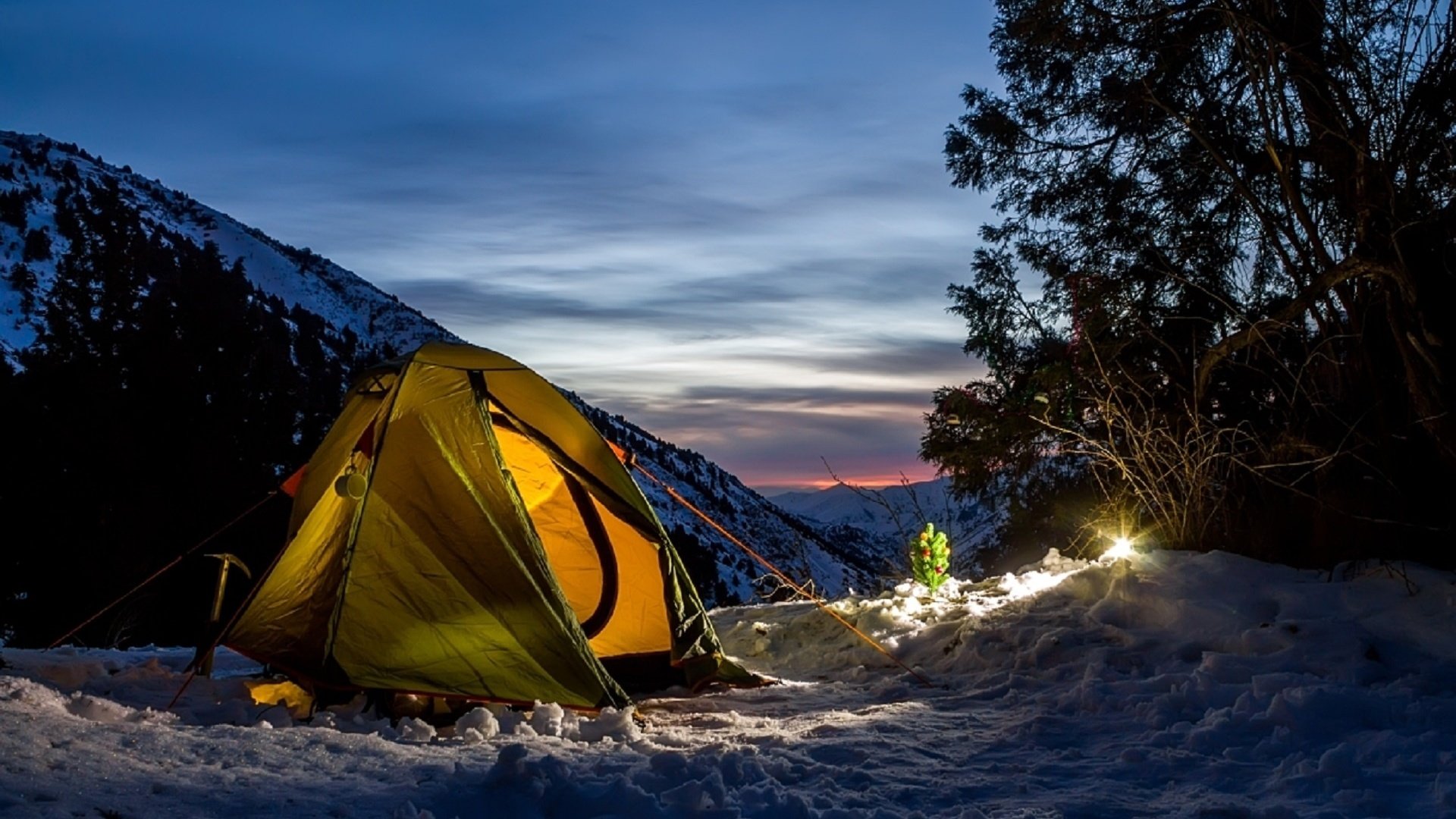 Палатка в горах зима