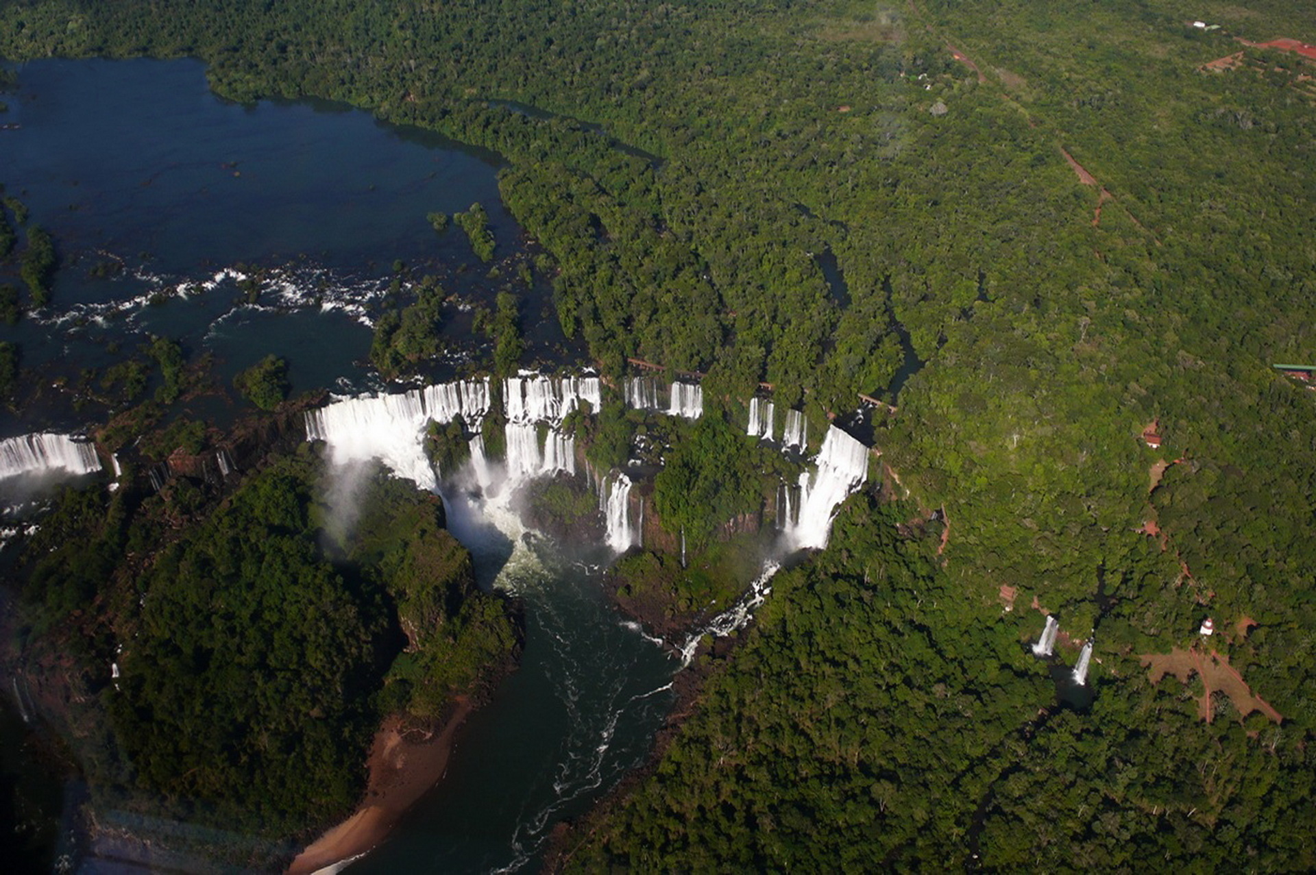 Водопад в Аргентине и Бразилии