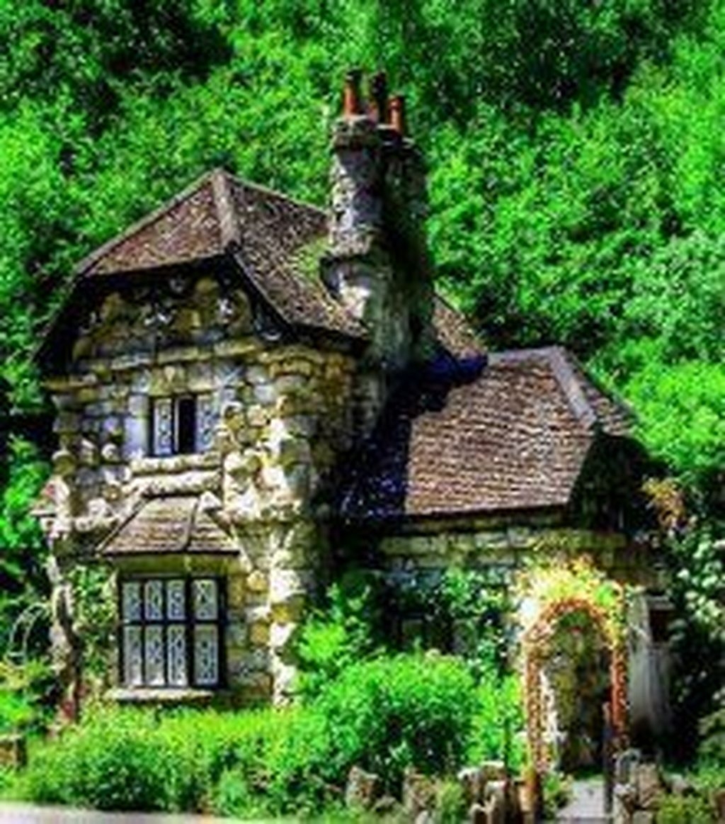 Сказочный каменный домик