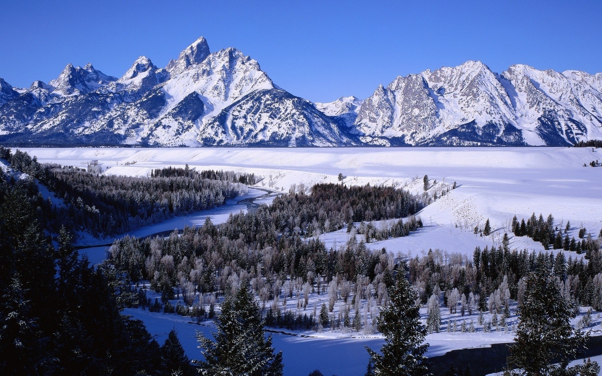 Зимний пейзаж с горами