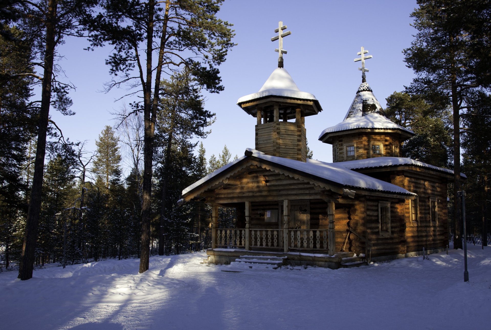 храм в зимнем лесу