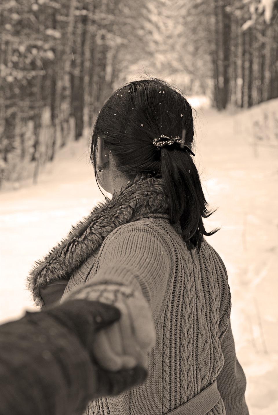 зимнее фото женщины со спины