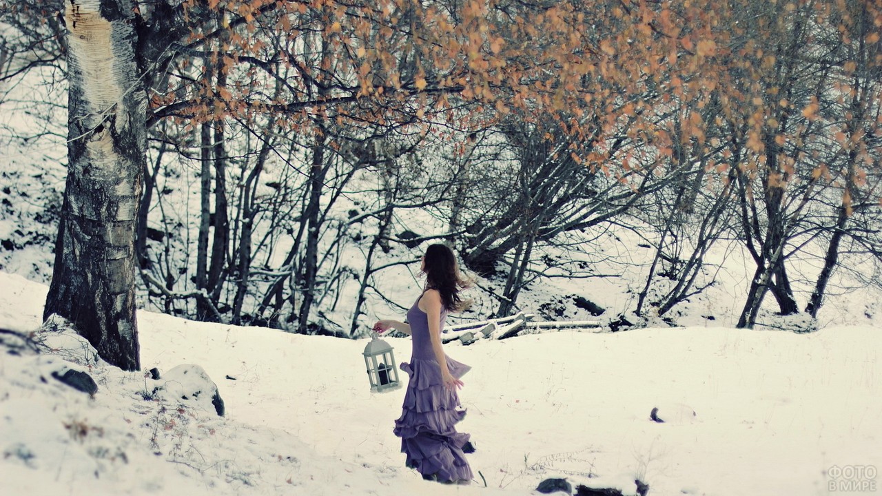 Девушка в лесу со спины зима
