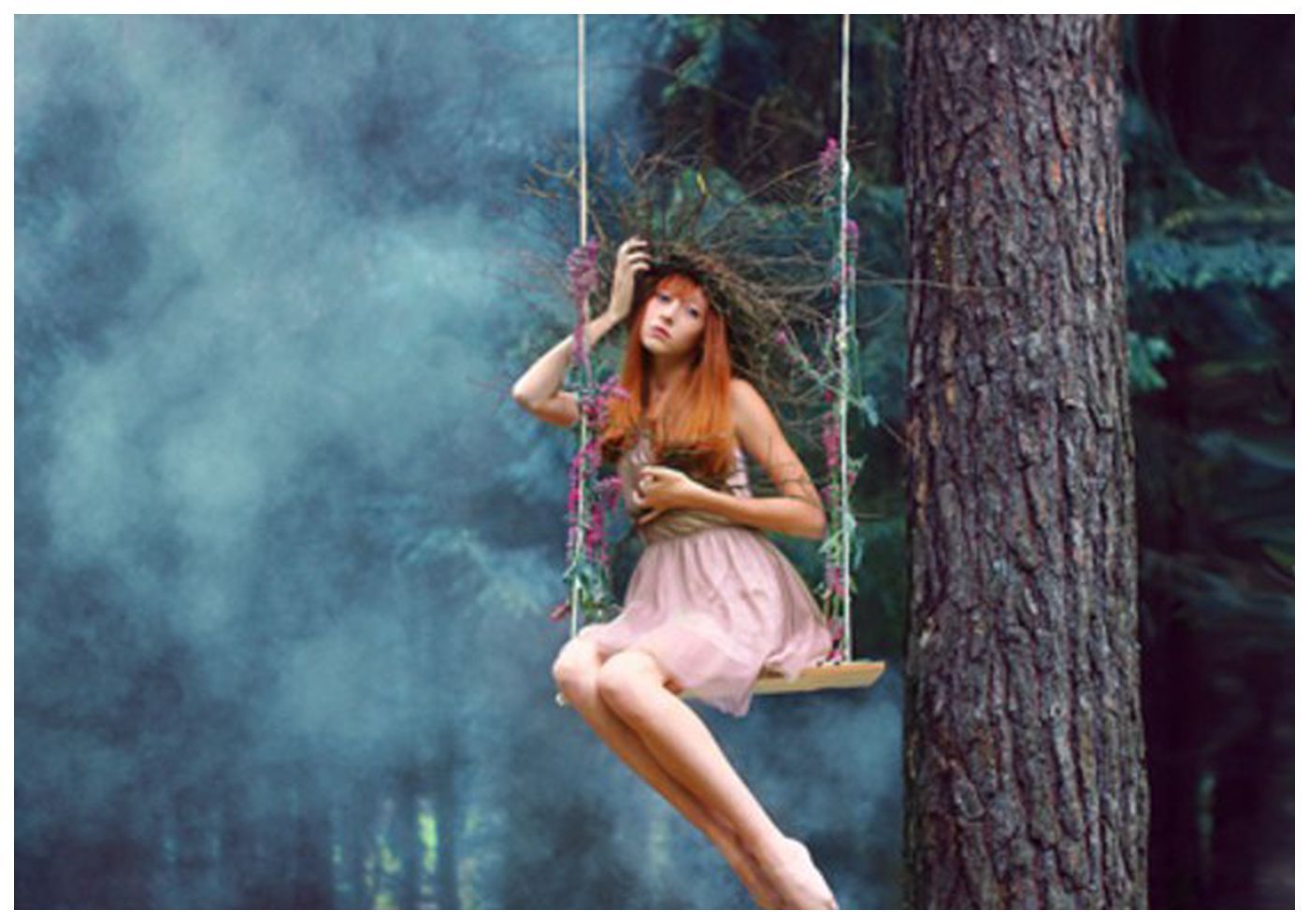 Девочка в лесу на качелях