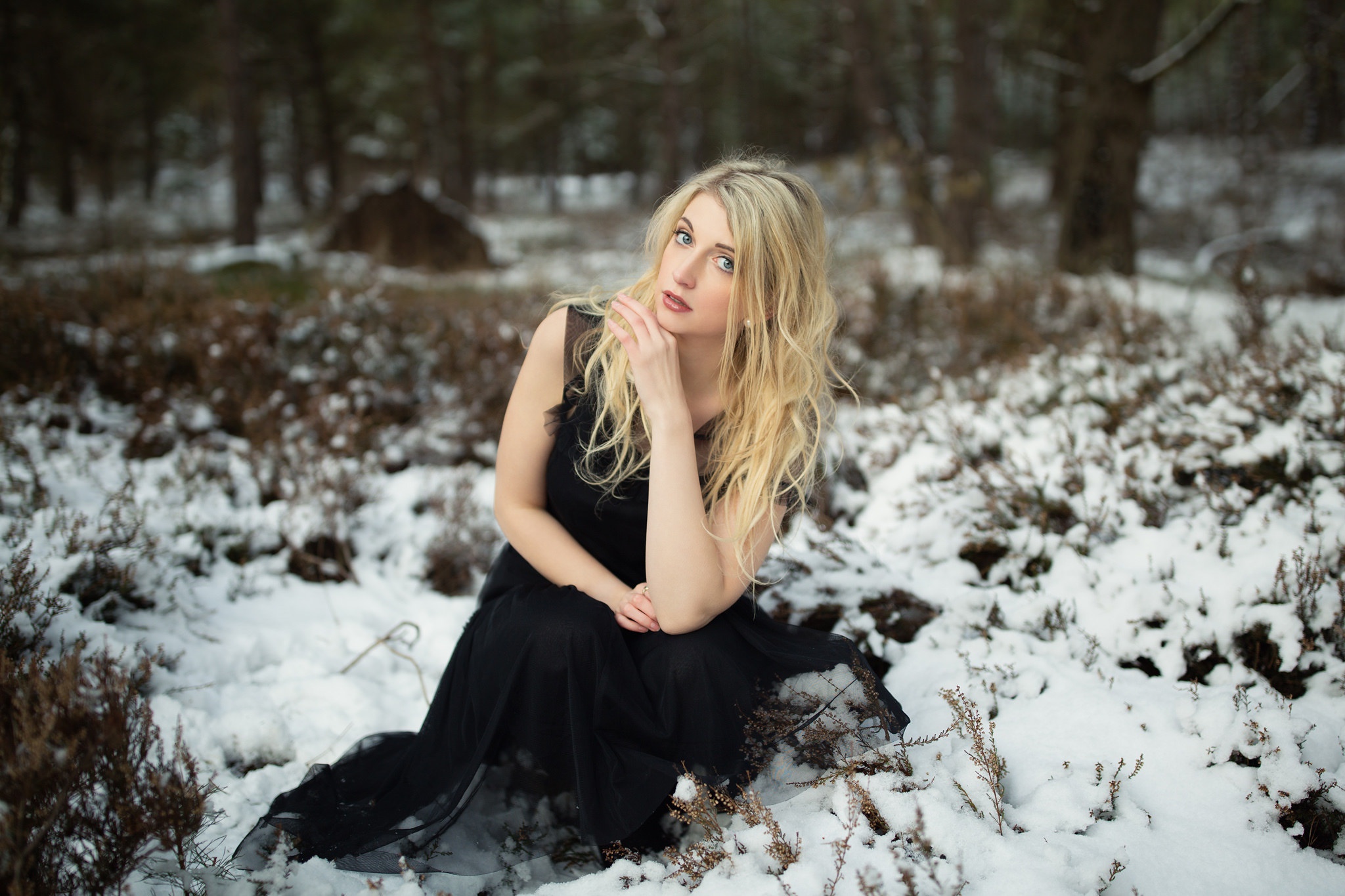 Девушка блондинка в снегу