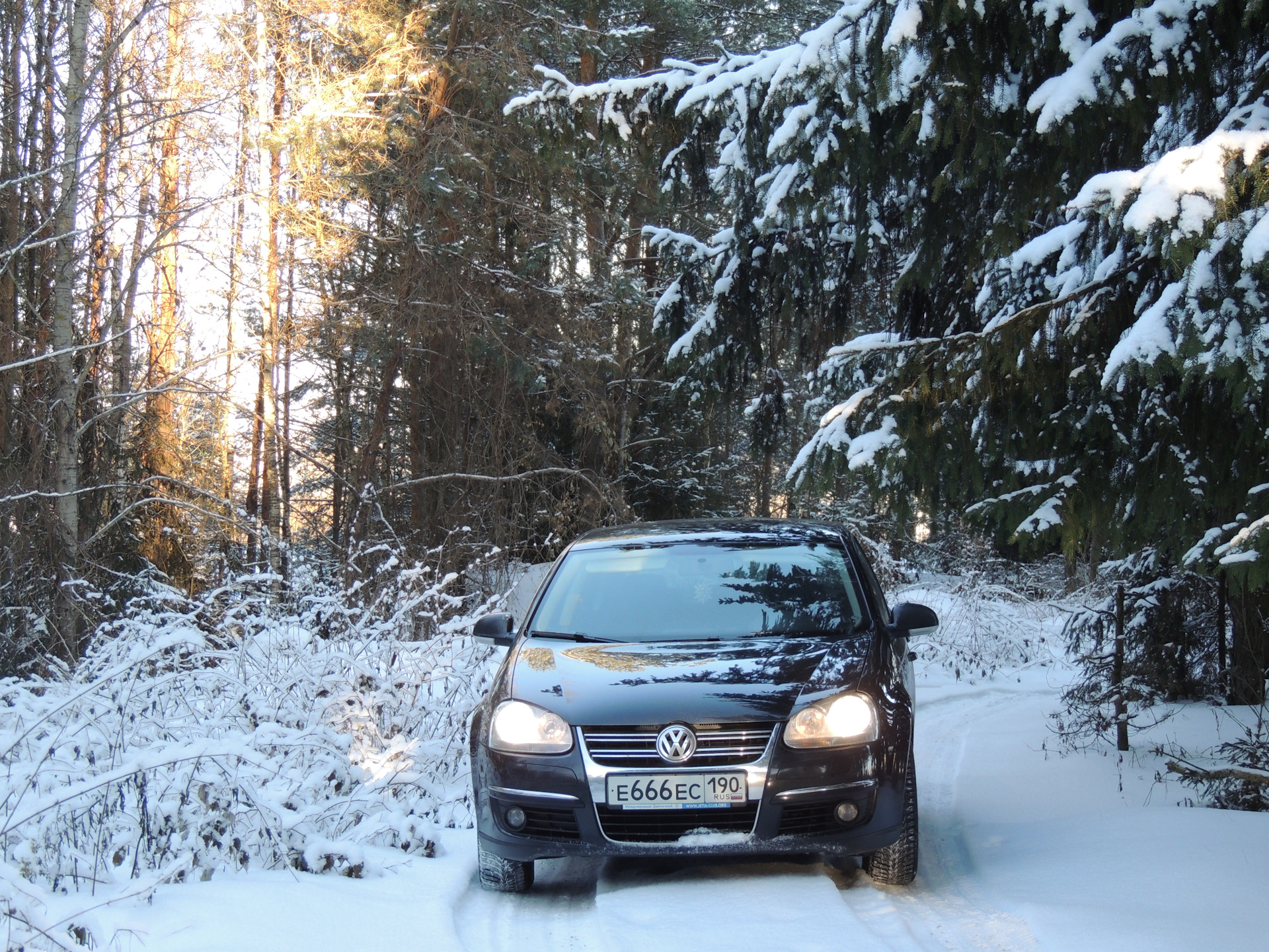 Машина по зимнему лесу