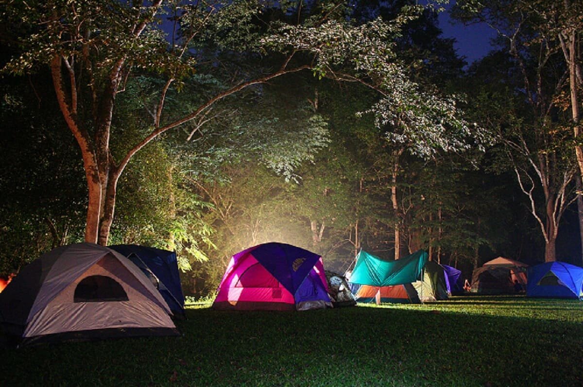 Лагерь с палатками.