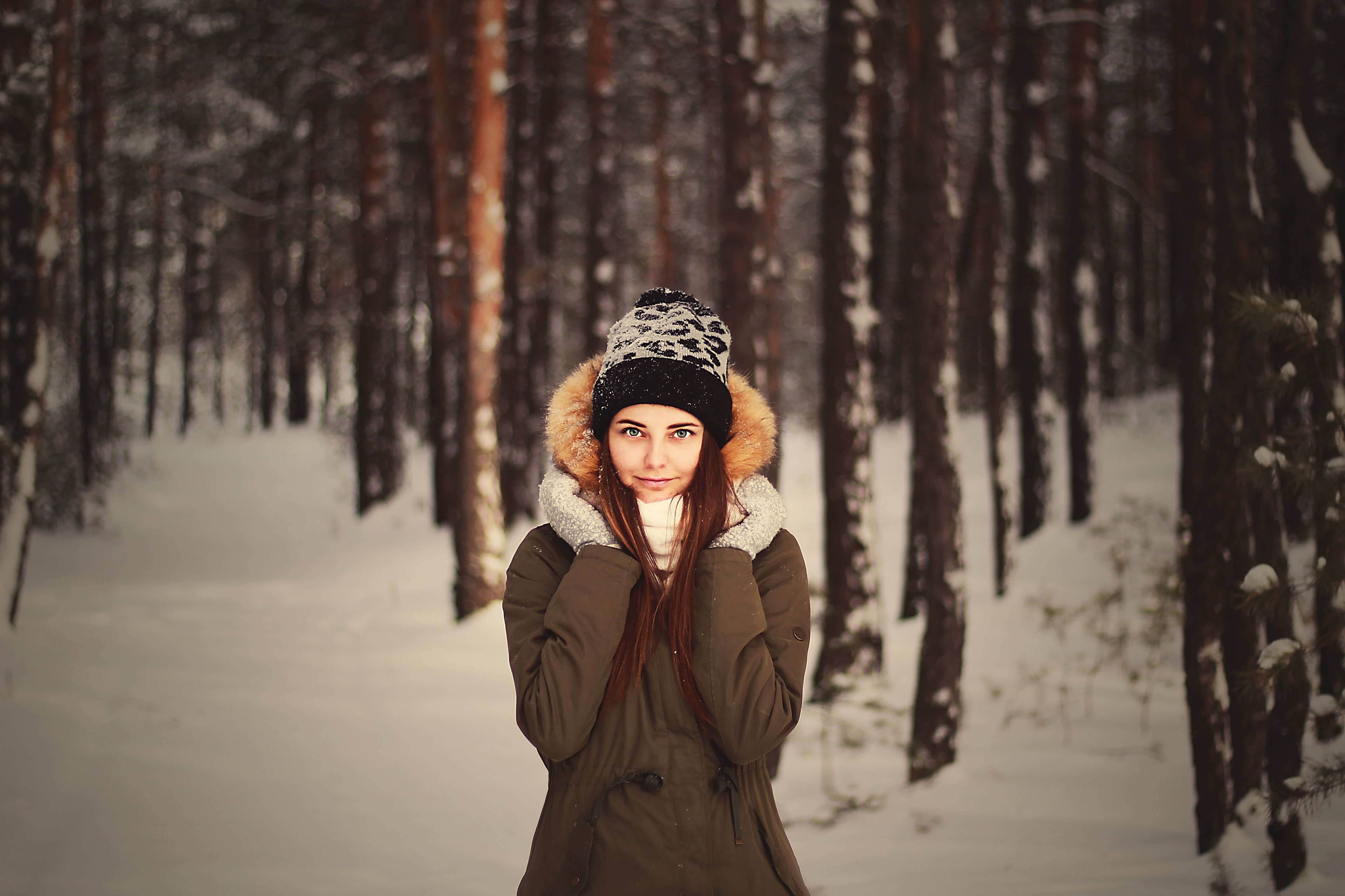 Девушка зима лес. Зимняя фотосессия в лесу. Девушка зима. Зимняя фотосессия на улице. Девушка зимой в лесу.