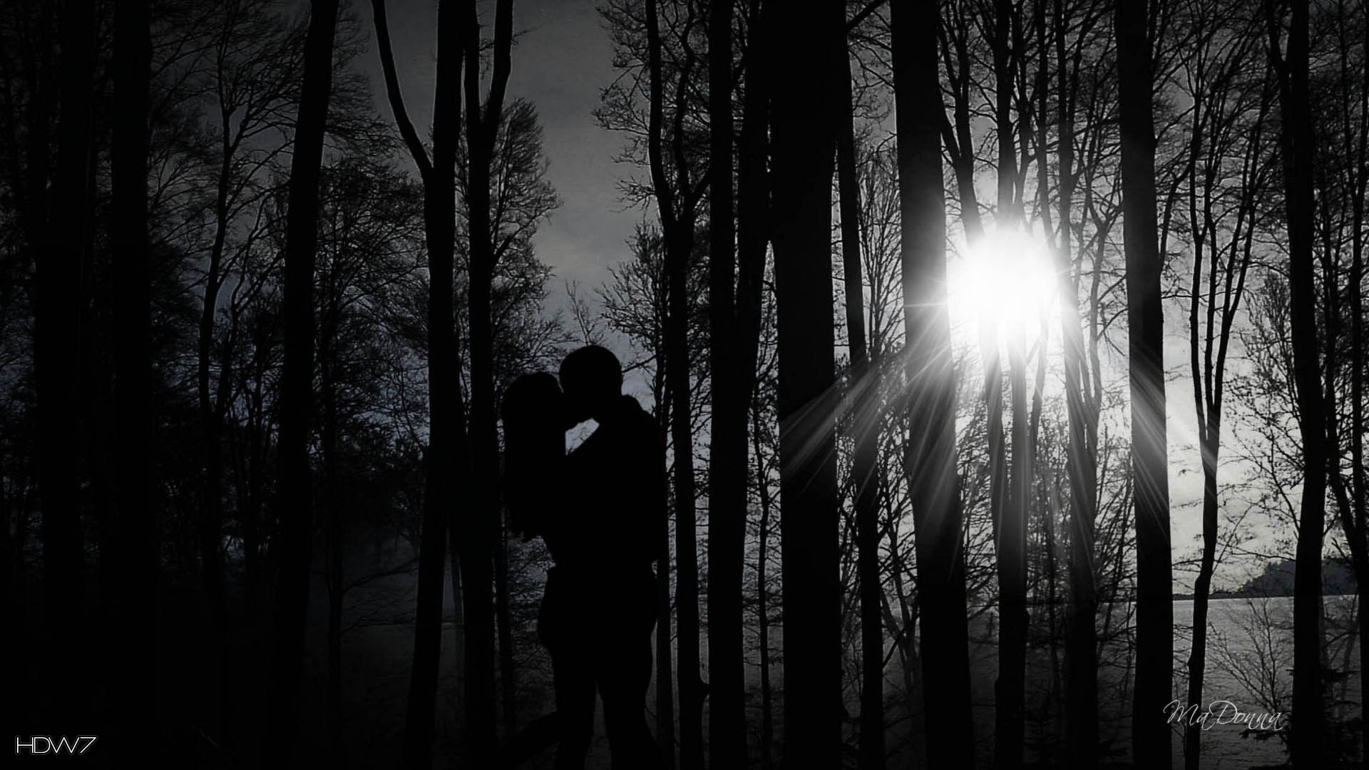 Парень и девушка в лесу ночью